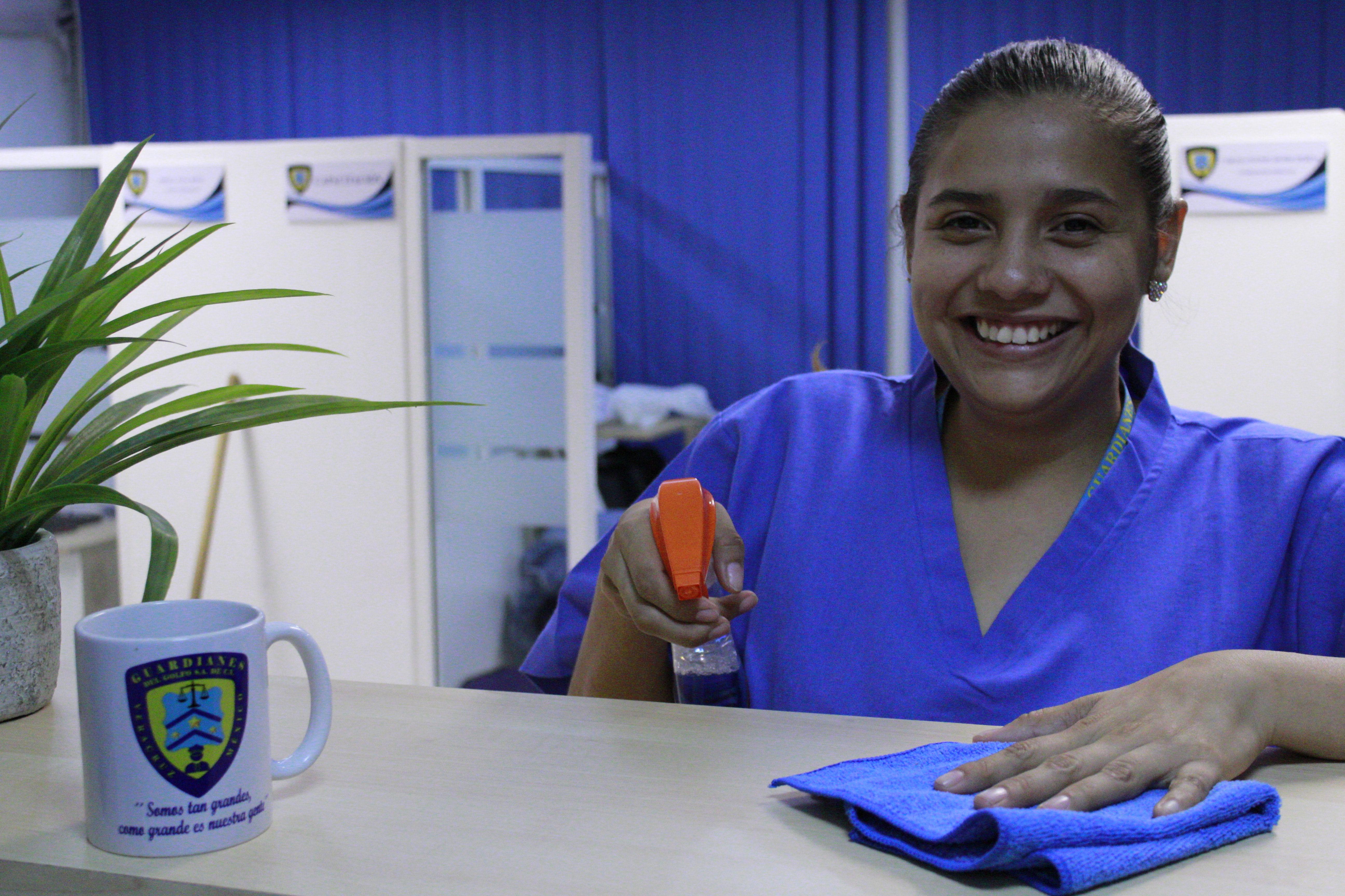 fotografia de una mujer sonriendo limpiando una recargadera